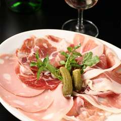 イタリア産生ハムとイタリアンサラミの盛り合わせ