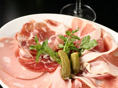 イタリア産生ハムとイタリアンサラミの盛り合わせ