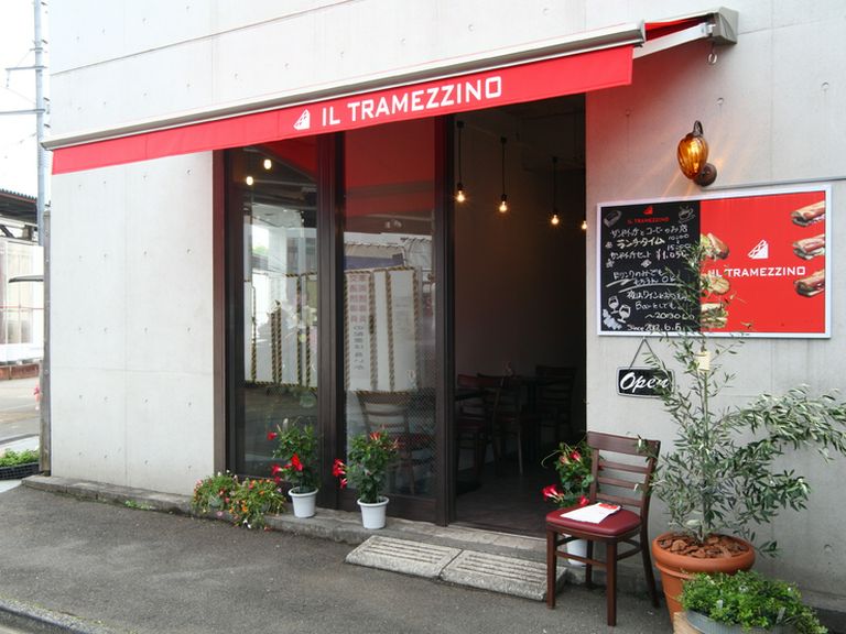 カジュアルダイニングの気取らない雰囲気で