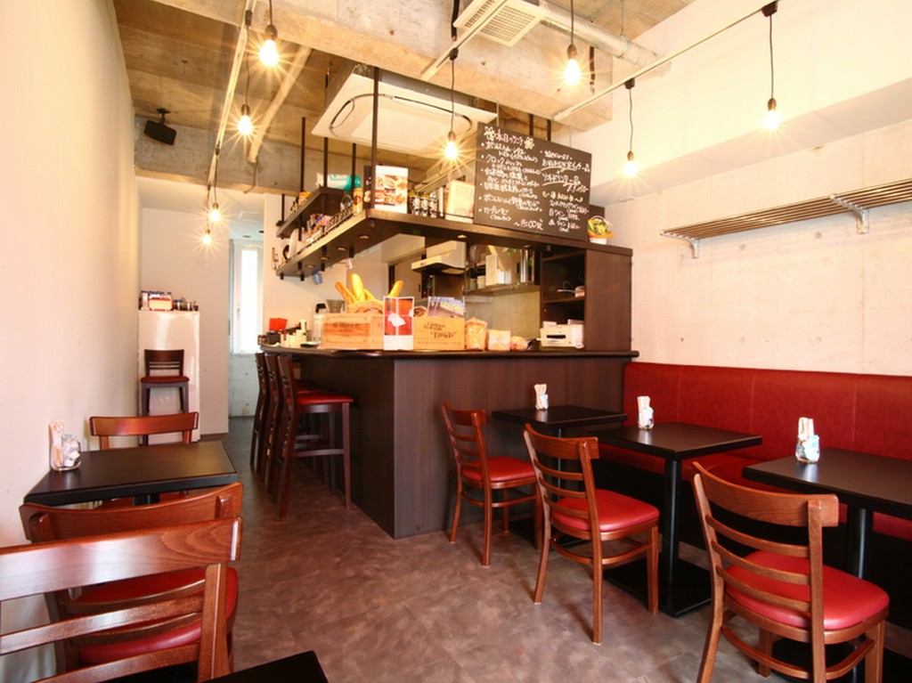 居心地の良いテーブルフロア。貸切パーティーも承ります。