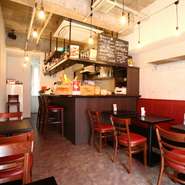 スタイリッシュなのに、どこか和める雰囲気。最大12席・立食で約25名様までご利用可能です。