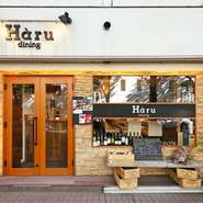 シンプルでお洒落、大きくて透明なガラス窓は入店しやすい雰囲気。数ある料理の中でも『黒毛和牛の鉄板焼』は、肉好き女子も夢中にさせると評判です。お洒落で美味しい料理が大好きな女性たちが、日々集います。