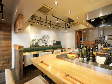 デートを満喫できる、美味しい料理と自然感じる木の温もり