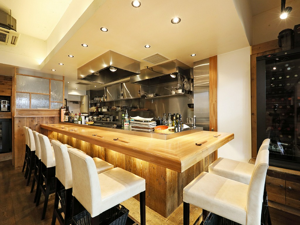 シェフの姿を眺めつつ、食事を楽しめるL字型のカウンター席