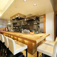 シェフの姿を眺めつつ、食事を楽しめるL字型のカウンター席