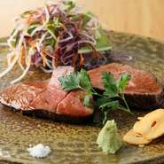 シェフ自ら、黒毛和牛の塊肉を買い付け焼き上げた逸品。焼きと寝かせを繰り返し、肉の内側にまで火を通して仕上げています。※50g　1760円