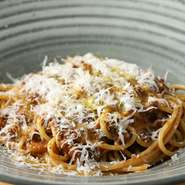 自家製ボロネーゼは、パスタに良く絡み濃厚で奥深い味わいです。最後にすりおろしたチーズが、全体をクリーミーに包み込んでくれる一品。