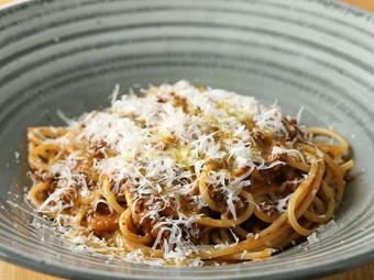 牛100％の粗挽き肉と赤ワインを贅沢に使った『あらびきビーフのボロネーゼ』