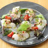 その日仕入れた鮮魚を使用するため、身はぷりぷりで弾力も感じられる美味しさ。ソースの酸味が魚介の優しい甘みを引き立たせてくれます。