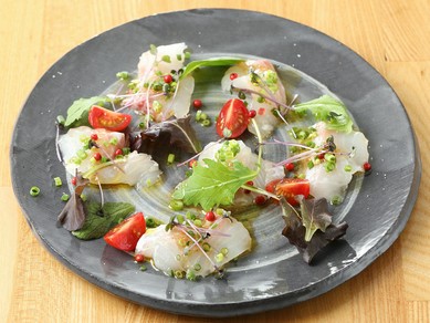さっぱりと食べられ、前菜にもおすすめ『本日のカルパッチョ』　※画像は一例。徳島県産石鯛。