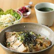 サラダ・スープ・ライス（ライスは大盛り可）