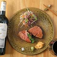 お肉本来の味を損なわないように、いつも塊肉のまま焼いています。焼いた後は、一旦火から遠ざけ余熱でじわじわ温める。そうすることで周囲は香ばしく身は柔らかくてジューシーに、肉の旨味が際立ちます。