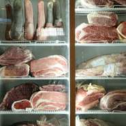 冷蔵庫に所狭しと入れられたお肉は店主が厳選した肉ばかり。オーダーが入ってからカットされるお肉は、おいしく食べて頂きたいとの思いからのこだわり。友達や知り合いの方を連れて来たくなるお店です。