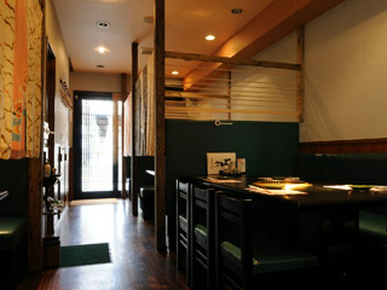 シックでモダンな店内