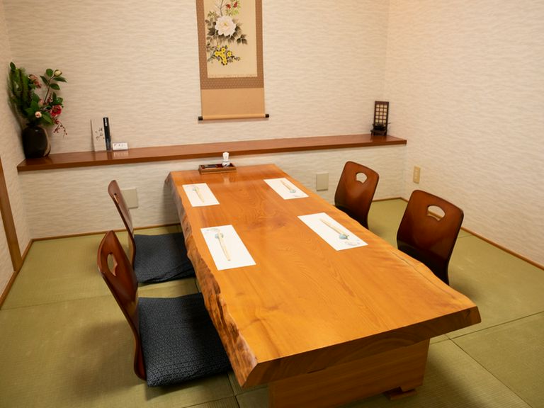 座敷とテーブル席、其々に使い勝手の良い個室を完備