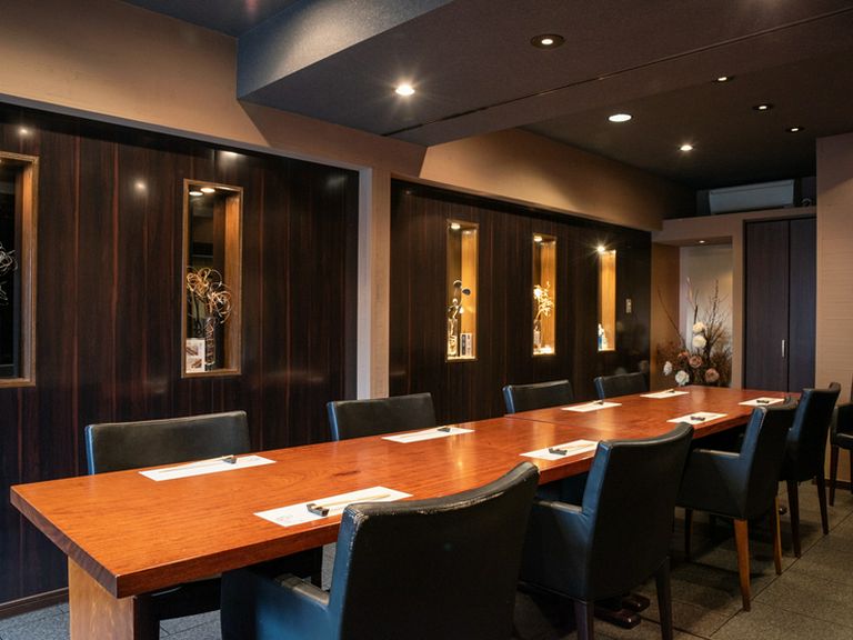 ゆったりと過ごせる、高級感漂うテーブル席