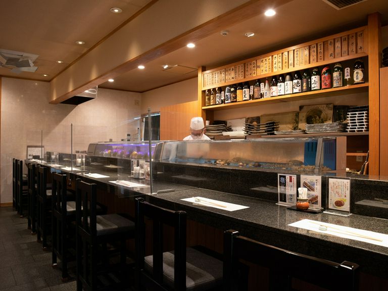 職人との会話も楽しめるカウンター席の心地良さ