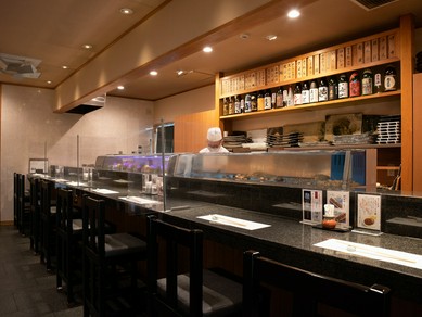 職人との会話も楽しめるカウンター席の心地良さ