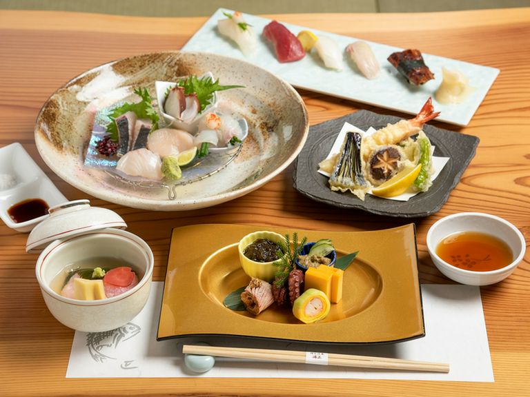 日々「昼網」で競り落とし、生けすで元気に泳ぐ旬の魚介を活用