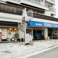 明石浦漁港にほど近く、周囲は静かな住宅街。隣では鮮魚店の営業も兼ねています。歩いて通える近隣の方はもちろん、駐車場を完備しているため「おいしい寿司」を求めて遠方からも多くの人が来店。