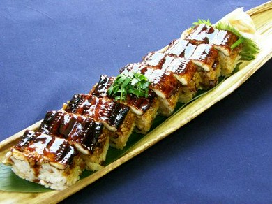  明石産伝助穴子を丸々使い、味もボリュームも大満足『焼穴子棒寿司』