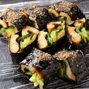 皮が薄く脂の乗り良さも抜群で、且つ大ぶりな明石産穴子。焼き上げた後にきゅうり、大葉、沢庵と海苔で巻きます。さわやかな風味とすっきりとした甘だれ、穴子の旨みを堪能できるオリジナル寿司。