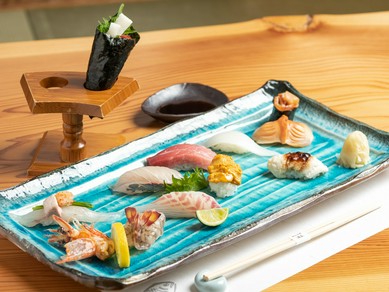 まずはここから。鮮度抜群の旬魚が集結『おまかせにぎり（9貫）』ランチには赤出汁がつきます