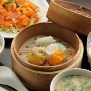 香港点心3品、ご飯、具だくさんスープ、店長手作り杏仁豆腐 or フルーツ ＜ご飯とスープはお替り自由です＞