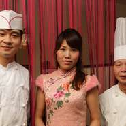 おしぼりの手渡しから始まり、お客様との楽しい会話を目指しています。近くからのお客様が大半で、わきあいあいとした雰囲気の中、料理を作っています。