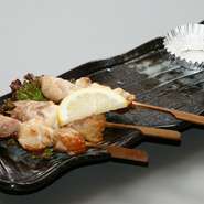 四日市駅 徒歩5分のデートにもおすすめな元祖手羽先、風来坊　四日市店。こだわりの串焼からドリンクも充実しております。お気軽にお立ち寄りください。
