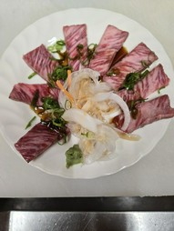 国産黒毛和牛のタタキ