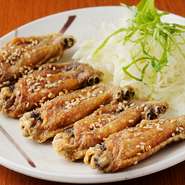風来坊自慢のタレがしみ込んだ揚げたて『手羽先』は絶品です。鶏肉が苦手だった私が食べれるようになったきっかけもこの一品でした。ぜひご賞味ください。