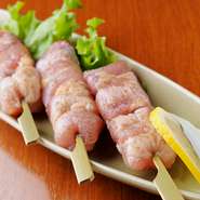 秋田比内、名古屋コーチン、さつま地鶏と、いわゆる「日本三大地鶏」を使用しています。それぞれの素材が持つおいしさを堪能することができます。食べ比べを楽しんでください。