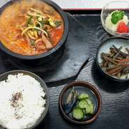 ピリ辛の牛コツスープに野菜肉うどんが石釜で出てきます！（漬物、惣菜１品、フルーツ、ご飯自由♪）
