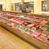 1階には小売店を併設。美味しいお肉がご自宅でも楽しめます。