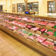 1階には小売店を併設。美味しいお肉がご自宅でも楽しめます。