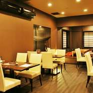 40名まで利用できるテーブル席の宴会スペース（貸切可）