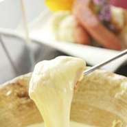 2人前よりご注文いただけます。
とろ~りと伸びるチーズが特徴の当店自慢のチーズフォンデュ！！日本一伸びるので食べるのに大変!!?（多分）