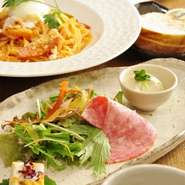 本日のスープ・パンorライス・季節のサラダ・本日の前菜3種盛り・デザート2種盛り