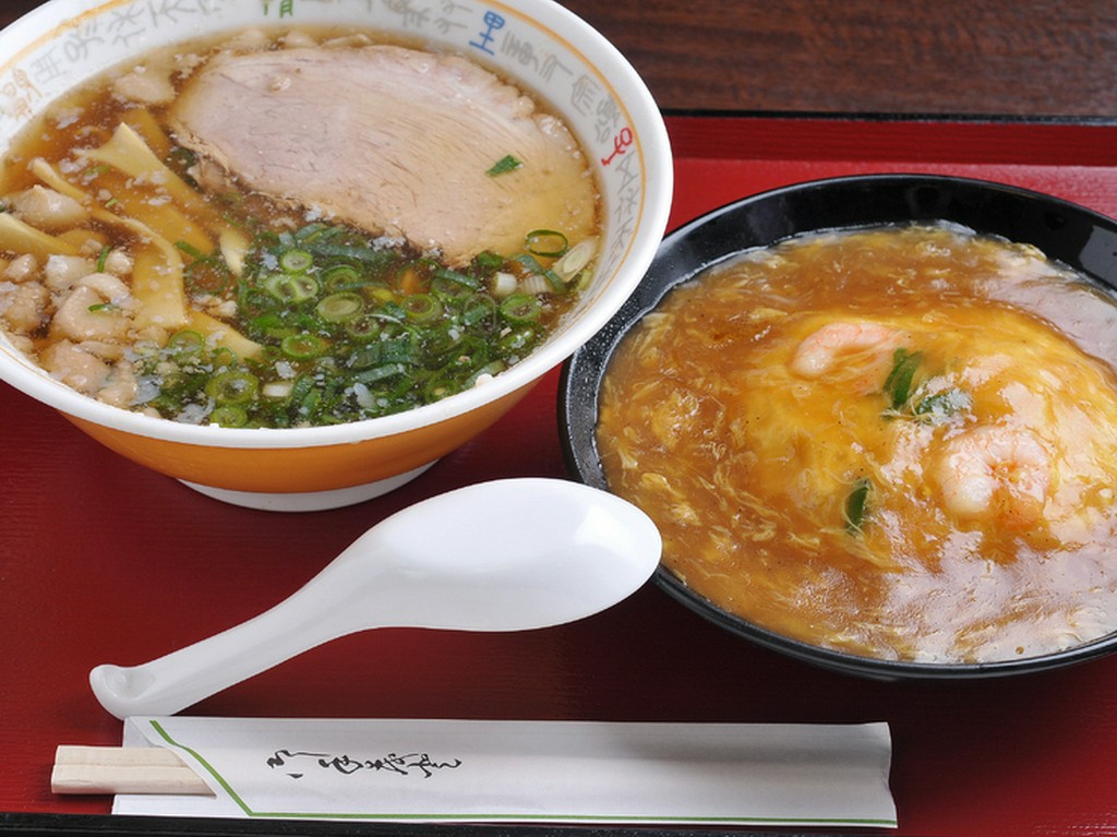 ボリューム満点でお得なセット・定食をご用意しております。