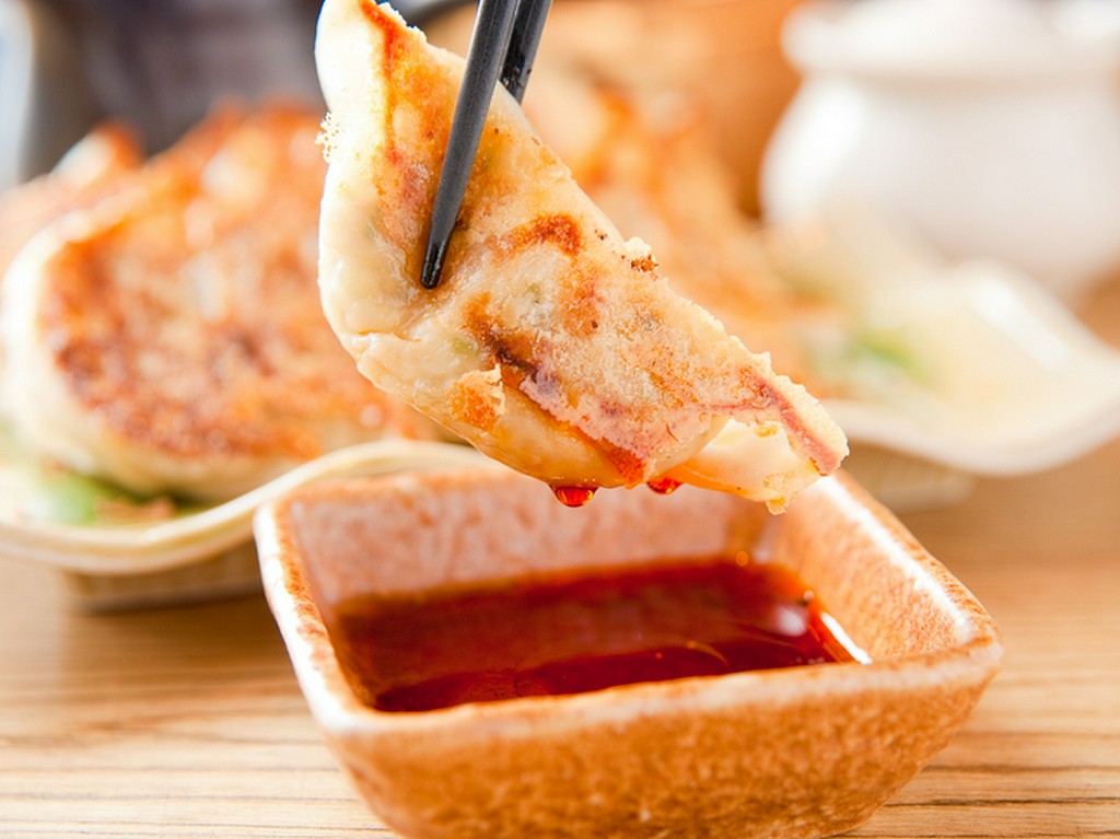 地元京都の食材を厳選して使用した、野菜たっぷりの餃子