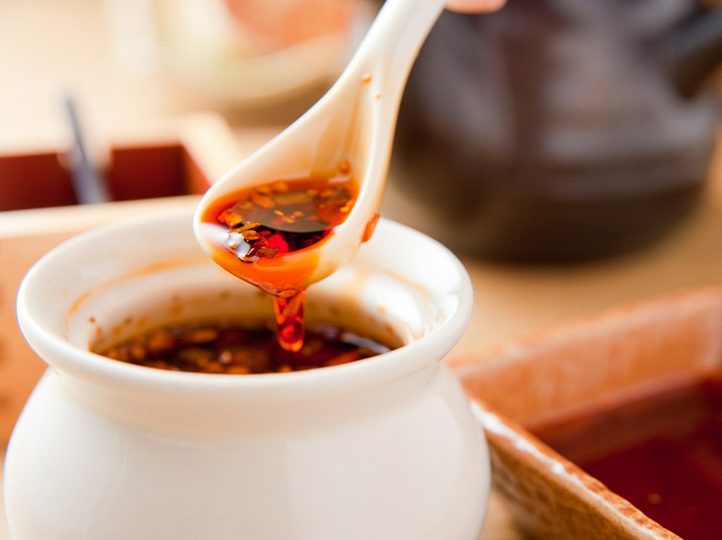 自家製のラー油とつけダレが、餃子の味を引き立てます