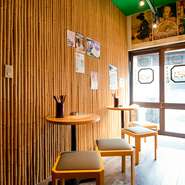 風情のある外観と看板が目を引くお店。京都らしさを味わえる店内はあたたかな風合いの木製で統一されており、ゆったりとくつろげる落ち着いた空間です。観光客の方にもぴったりな一軒です。