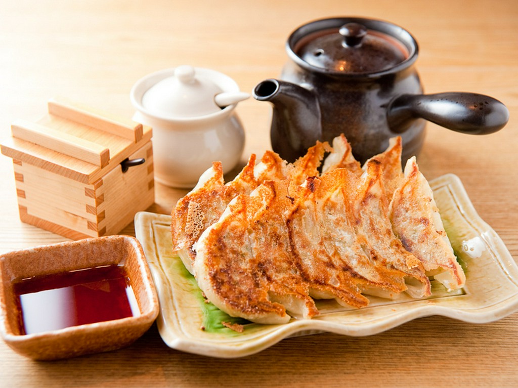 自慢の餃子は、絶妙な焼き加減でこんがりキツネ色