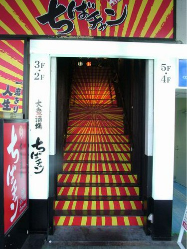 通りでひと際目を引く外観！