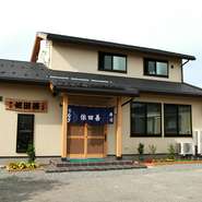 新鮮な海鮮を気軽に味わいたいけれど価格がちょっとね･･･なんて方に最適なお店です。東京や大阪で食べたら価格が間違いなく倍になる一品を半額で提供しております。
家族連れでも安心なお店です。
