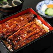 暑い夏はやっぱりこれ、特撰うな重!!　もちろん炭火で丁寧に焼かれた味は油と柔らかさが格別です。