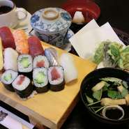 寿司一人前　天ぷら　茶碗蒸し
食後にコーヒーかジュースをサービス。
定価２２６０円。昼のみ１７５０円
ランチメニューは持ち帰り不可です