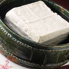 ◆毎日作る自家製にがり豆腐。大豆の風味と甘さを味わえます。
