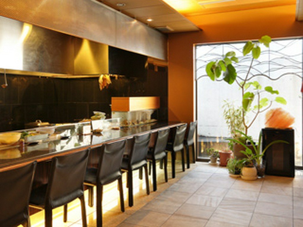 板前の技を眺めらがら食事を楽しむ事の出来るカウンター席。